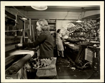 Mujeres en el piso del telar en la Asociación para Ciegos de Nueva York, 111 East 59th Street, Nueva York, 1939 de Byron Company